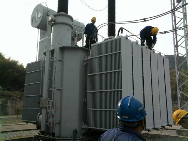 作業(yè)人員安全保護(hù)繩系在安全水平保護(hù)繩上，確保在變壓器本體上移動(dòng)始終不會(huì)失去保護(hù)。