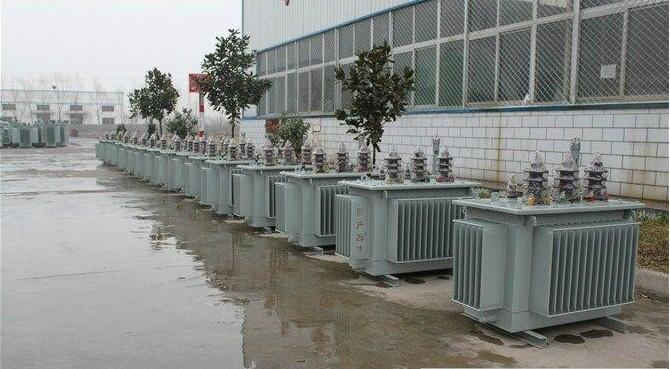 油浸式變壓器的保養(yǎng)如何去做？預(yù)防滲漏油：油浸式變壓器在油箱內(nèi)充滿(mǎn)變壓器油，裝配中依靠緊固件對(duì)耐油橡膠元件加壓而密封。